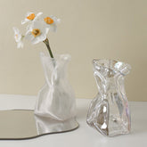Zerknittertes Papier, Glas, Blumenvase